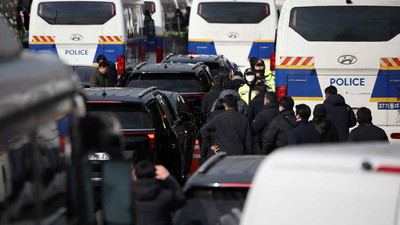 Güney Kore'de sıkıyönetim soruşturması: Yoon'u gözaltına almaya giden polise koruma engeli