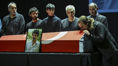 Orhan Gencebay, Ferdi Tayfur'un tabutunu öptü