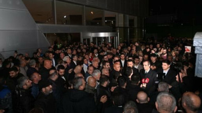 Halk TV binası önünde gazetecilere destek: 'Baskılar bizi yıldıramaz'