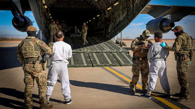 'Gözlerden uzak hak ihlali': ABD'den göçmenleri taşıyan ilk uçak Guantanamo'ya indi