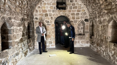 Artuklu Belediyesi kayyımın vakfa verdiği tarihi binayı geri aldı