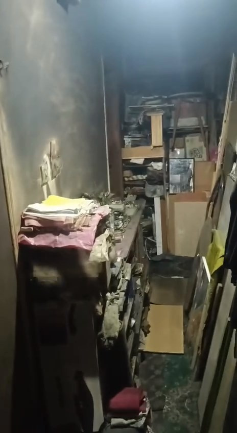 Esenler'de çöp ev boşaltıldı: 8 kamyonluk malzeme çıktı - Resim : 1