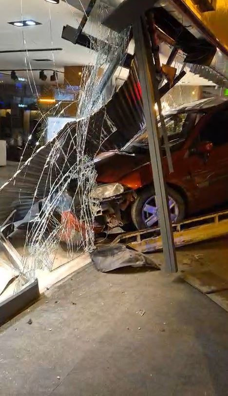 Avcılar’da makas faciası: Otomobil mobilya mağazasına daldı, sürücü kaçtı - Resim : 1