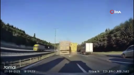 Kocaeli TEM Otoyolu’nda zincirleme kaza: Şans eseri yaralanan olmadı - Resim : 1