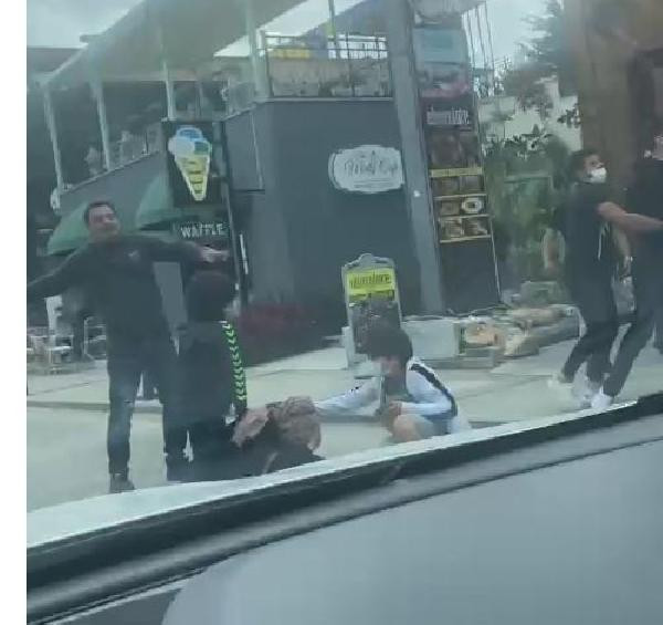 Sokakta eşine saldıran erkeği çevredekiler darp etti - Resim : 1
