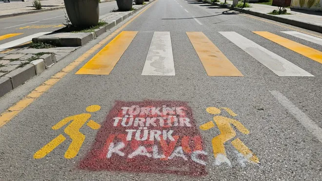 Van’da ‘Pêşî peya’ yazısı tahrip edildi: ‘Türkiye Türk’tür, Türk kalacak’
