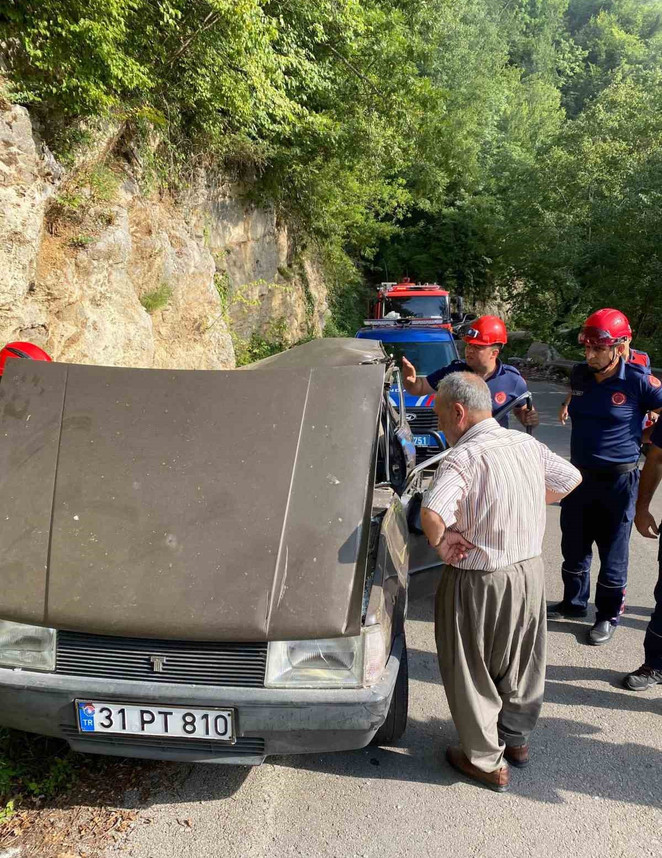 Terrible accidente en Dörtyol: el coche de Tofaş se convierte en chatarra, dos heridos - Foto: 1