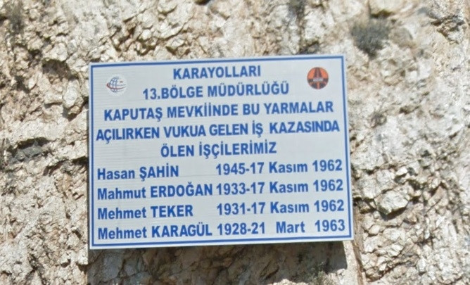 Cumhuriyet, Nâzım Hikmet ve Kaş-Kalkan yolundaki tabela - Resim : 1