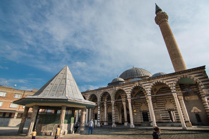 Ne Diyarbakır anladı beni ne de sen, ne çok sevdim ikinizi de bilsen - Resim : 16