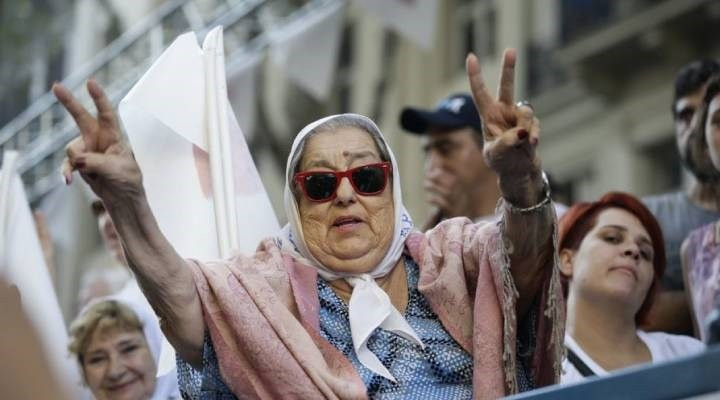 Her bir dilde çıkar sesi: Arjantin’in ‘cumartesi annesi’ Hebe de Bonafini - Resim : 4