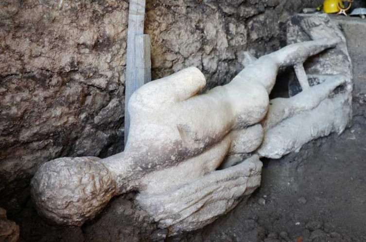 Kanalizasyondan Yunan tanrısı heykeli çıktı - Resim : 1