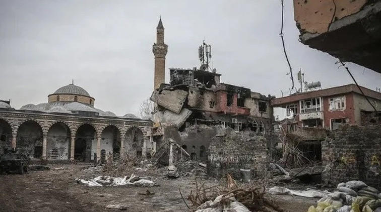 Ne Diyarbakır anladı beni ne de sen, ne çok sevdim ikinizi de bilsen - Resim : 13