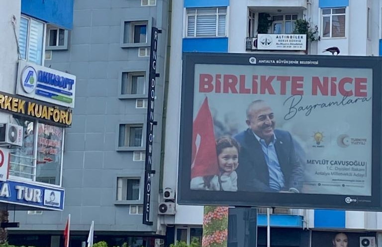 Antalya'da AK Parti’nin Türk bayraklı afişleri araçlardan kaldırılacak - Resim : 2