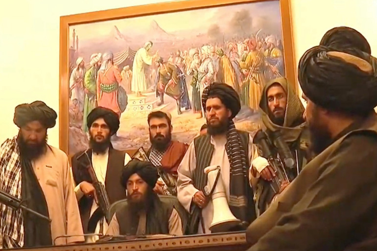 Afganistan Devlet Başkanı Gani ülkeyi terk etti, Taliban Cumhurbaşkanlığı Sarayı'na girdi - Resim : 2