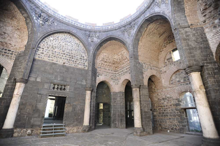 Ne Diyarbakır anladı beni ne de sen, ne çok sevdim ikinizi de bilsen - Resim : 17