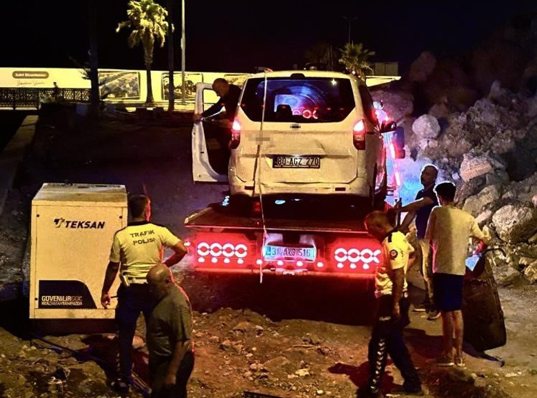 Yol sandı, enkaza uçtu! Hatay’da aynı bölgede ikinci araç kazası - Resim : 1