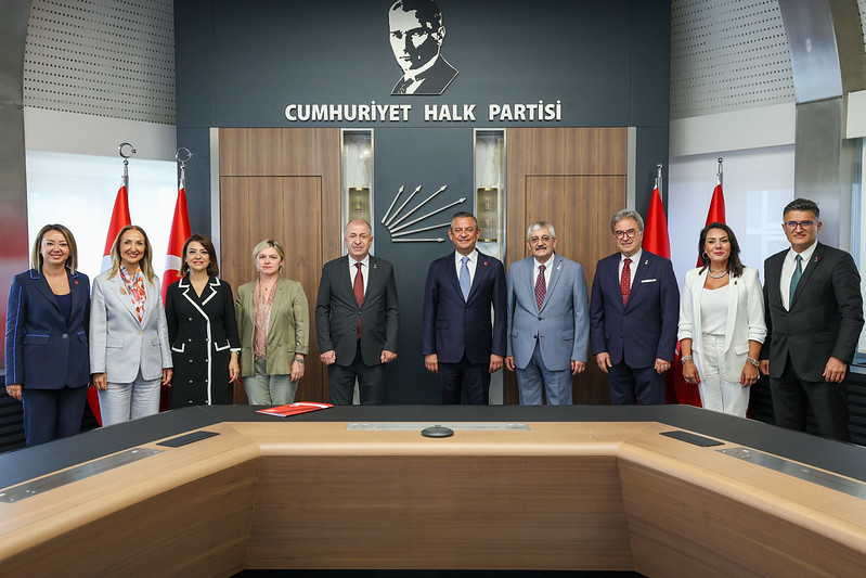 Ümit Özdağ bozkurt işareti yaptı, Özgür Özel Deniz Naki'yi hatırlattı - Resim : 1