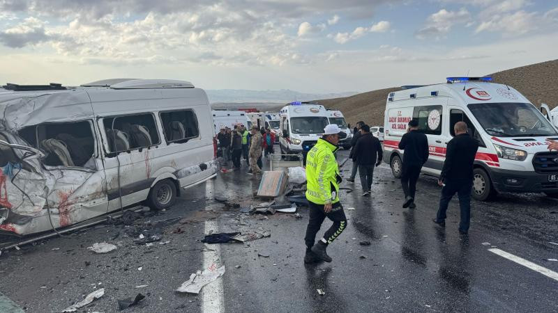 Van’da kaza: Minibüs ile kamyonet çarpıştı, 6 ölü, 8 Yaralı - Resim : 1