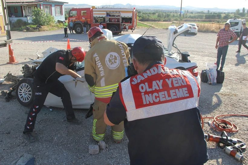 Kula’da kahreden kaza: Baba ve 3 çocuğu hayatını kaybetti - Resim : 1