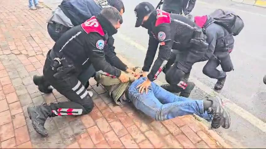 İstanbul'da '1 Mayıs' gözaltıları: Taksim'e çıkmak isteyenlere şiddet ve engelleme - Resim : 3