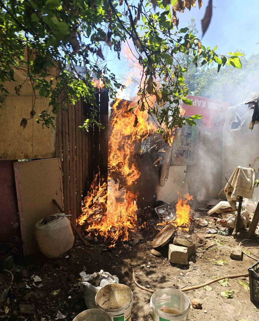 Terrifying fire in Şişli: Flames extinguished before spreading to house - Picture : 1