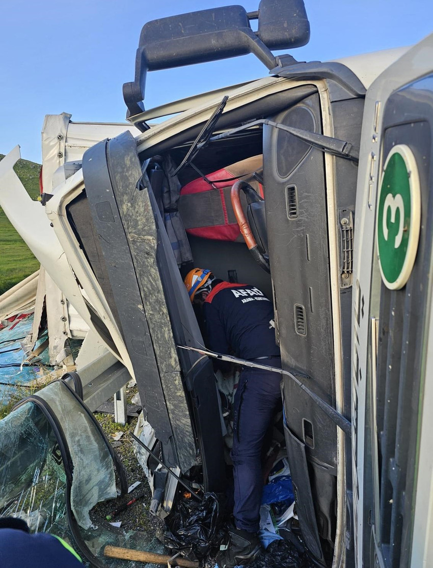 Glass-loaded truck overturned: Teams mobilized for driver - Picture : 1