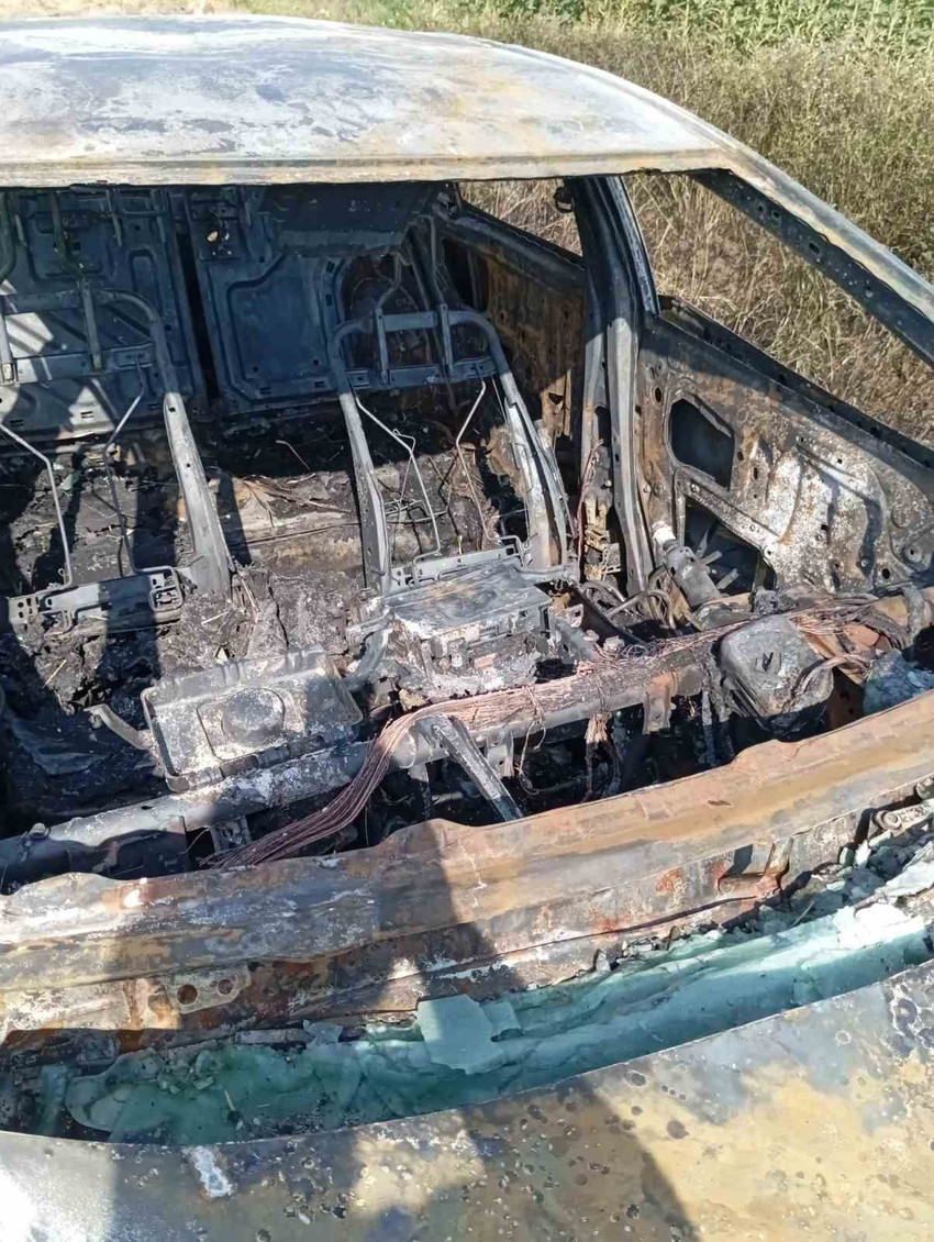 Schokkende beelden in Tekirdağ: auto vliegt in brand op een veld - Foto: 1