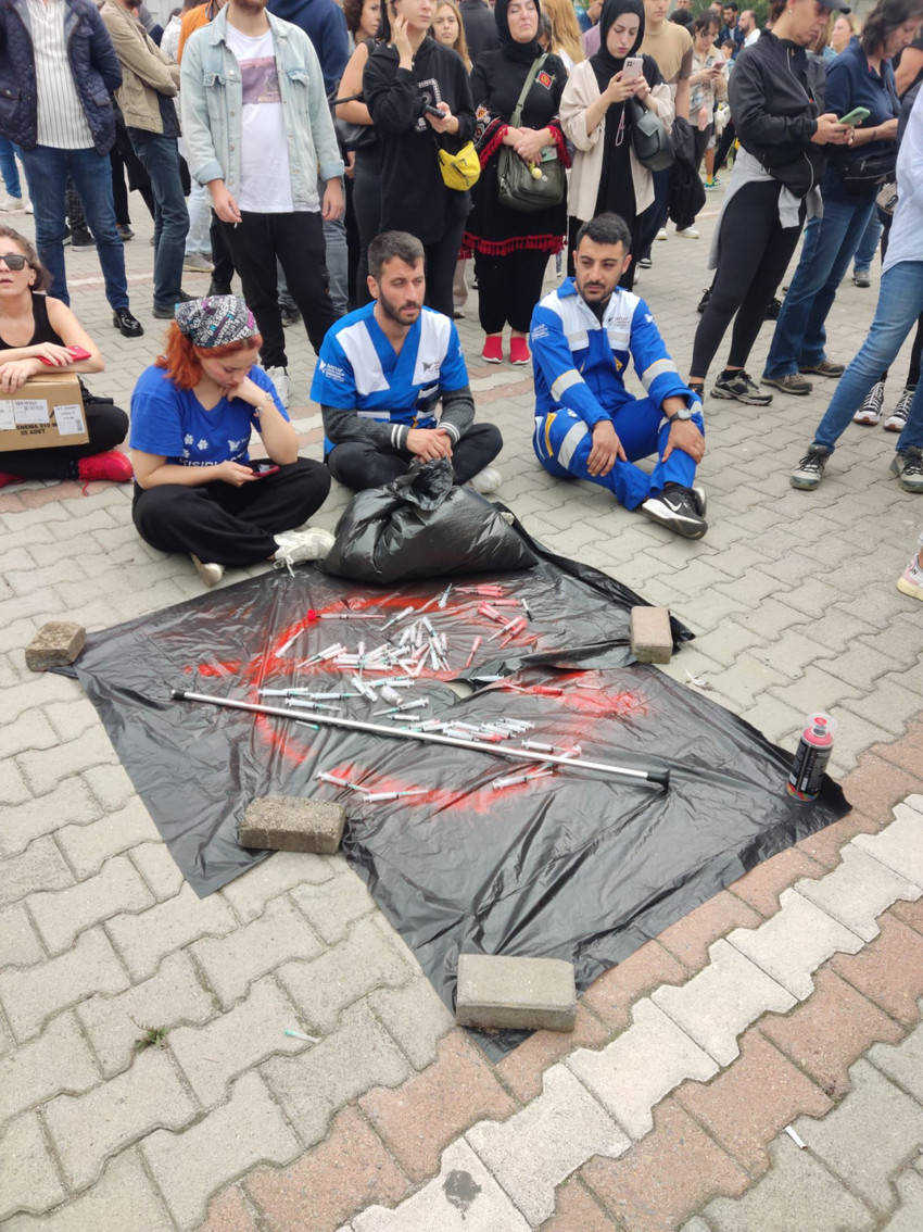 Gebze Belediyesi girişine hayvanseverlerden siyah çelenk - Resim : 1