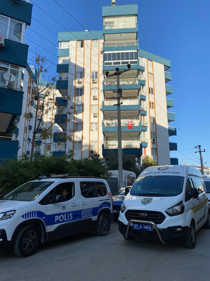 Antalya'da 3 kardeş kaldıkları dairede ölü bulundu: Borsada kaybetmişler - Resim : 1