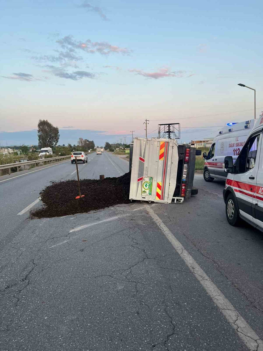 Manavgat D-400 karayolu’nda kamyonet kazası: 3 yaralı, lastik patladı - Resim : 1