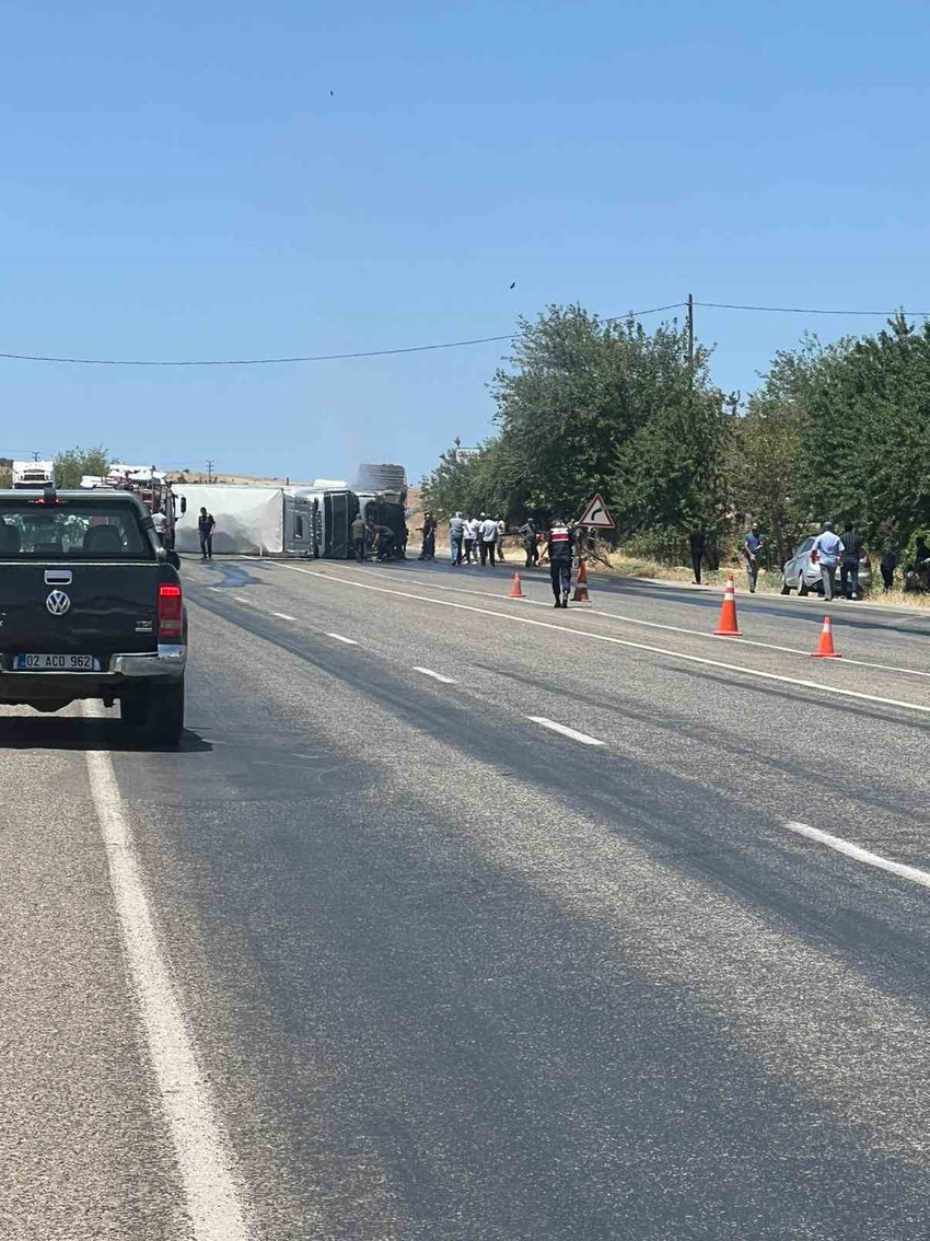 Un camion renversé et pris feu à Adiyaman : heureusement, aucune perte de vie humaine - Photo : 1