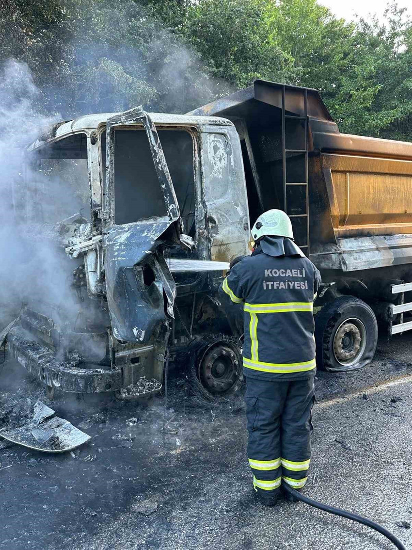 Kocaeli'de hafriyat kamyonu cayır cayır yandı: Araç küle döndü - Resim : 1