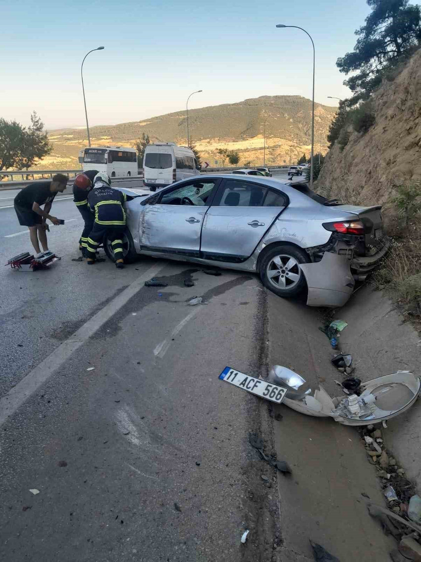 Terrible accident in Bilecik: Another vehicle hit the car that was lying on its side - Picture: 2