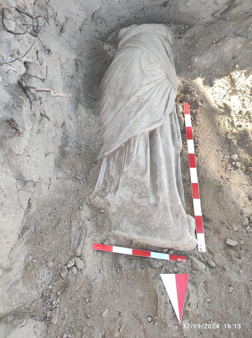 Uşak'taki Blaundos Antik Kenti'nde yeni keşif: Roma dönemine ait kadın heykeli bulundu - Resim : 1