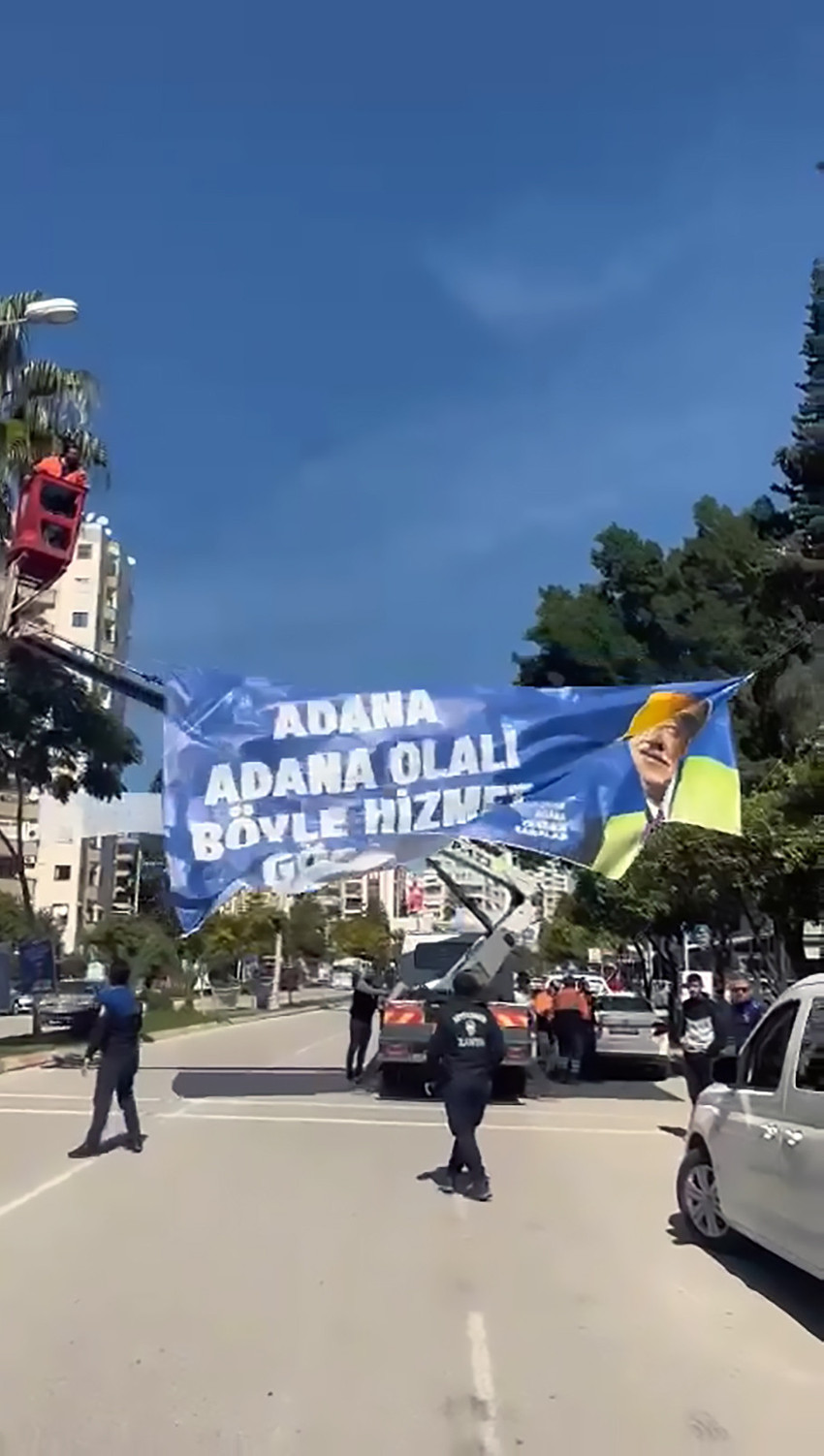 Adana Valisi seçim afişleri kaldırılıyor: Bu iş kontrolden çıktı - Resim : 2