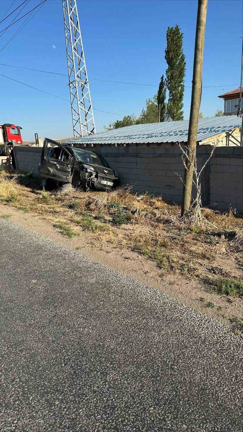 Kamyonet yandan çarptı, araç duvara savruldu: 3 yaralı - Resim : 1