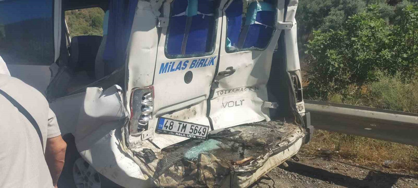 Milas’ta beton mikseri dolmuşa çarptı: 1 ölü, 13 yaralı - Resim : 1