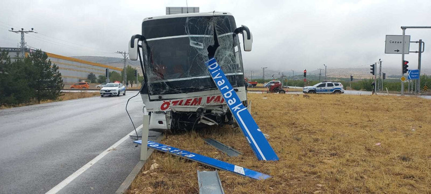 Otobüsle çarpışan traktör ikiye bölündü: 1 ölü, 1 yaralı - Resim : 1