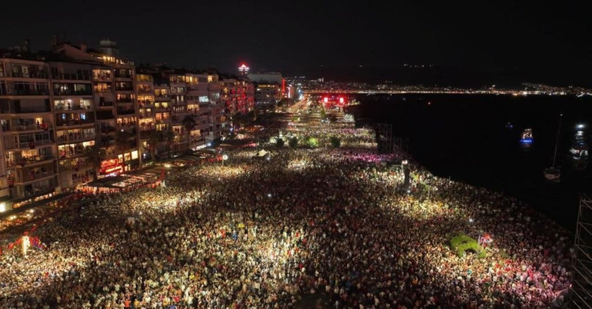 İzmir'de 9 Eylül kutlaması: Gündoğdu doldu taştı - Resim : 2