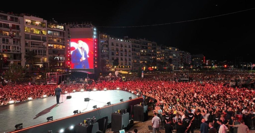 İzmir'de 9 Eylül kutlaması: Gündoğdu doldu taştı - Resim : 3