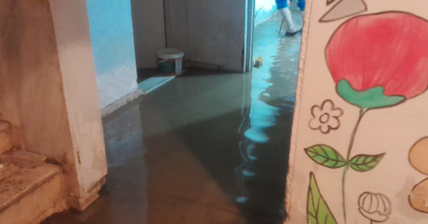 Deprem bölgesinde dolu ve sağanak: Çadırları, evleri su bastı, araçlar yolda kaldı - Resim : 1