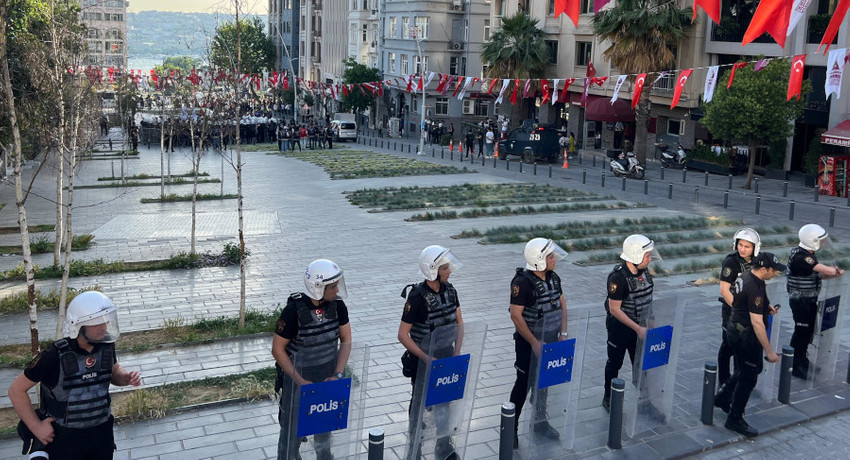 İstanbul’da Hakkari protestosu:  Kürdün seçme-seçilme hakkı elinden alınıyor - Resim : 1