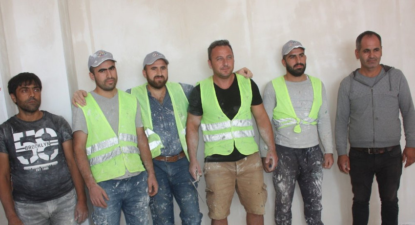 Okul müdürü öğrencileri için amelelik yapıyor - Resim : 1