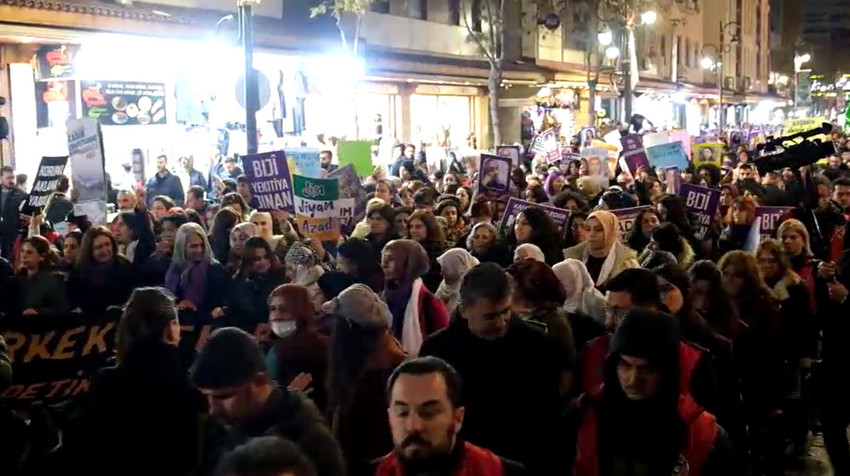İstiklal Caddesi'nde yürümek isteyen kadınlara gözaltı - Resim : 5