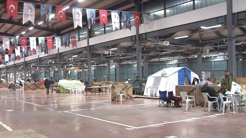 Deprem korkusu sürüyor: Vatandaşlar çadırda kalmaya devam etti - Resim : 2