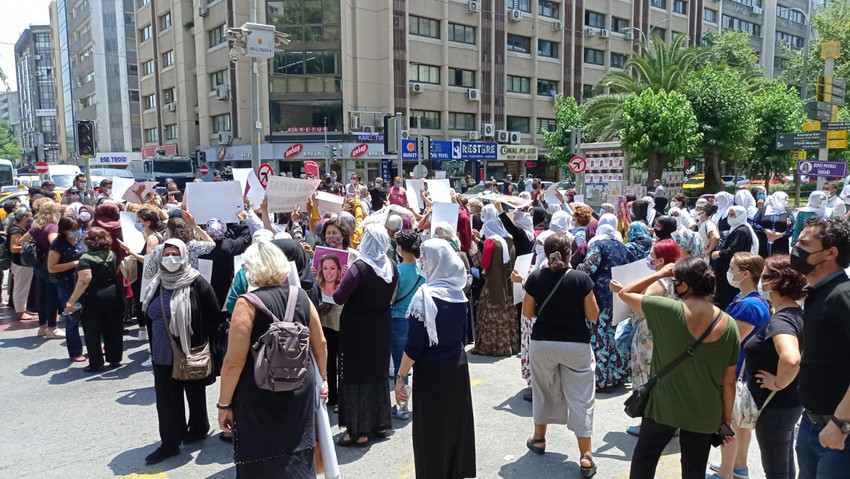 İzmir'de HDP önündeki kadınlara polis saldırısı - Resim : 1