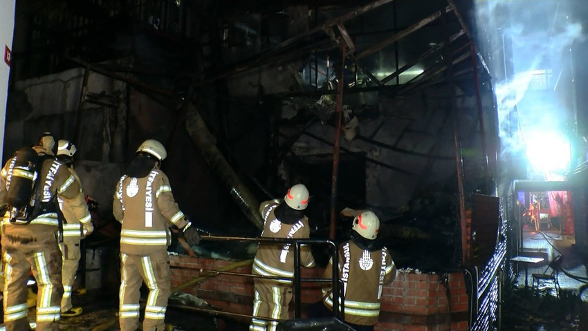 Kadıköy'de 3 katlı restoranda patlama sonrası yangın - Resim : 1