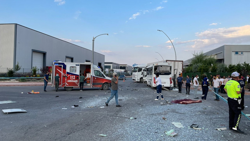 Tır ile işçi servisi çarpıştı: 1 kişi öldü, 25 kişi yaralandı - Resim : 1