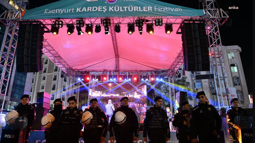 MHP’li Arzu Erdem polis zoruyla sahnede: 'Azdan az, çoktan çok' - Resim : 1