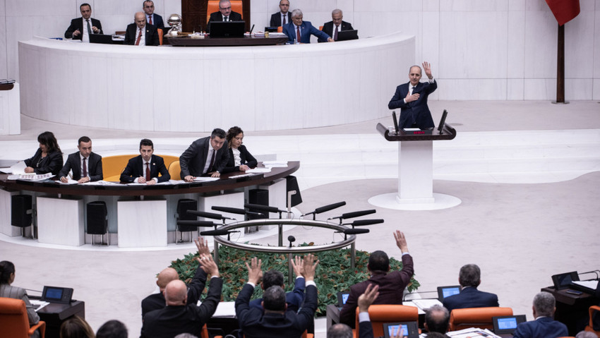 Meclis'te 'Zindaşti', 'Zarrab' sloganı tansiyonu yükseltti, vekiller birbirinin üzerine yürüdü  - Resim : 1
